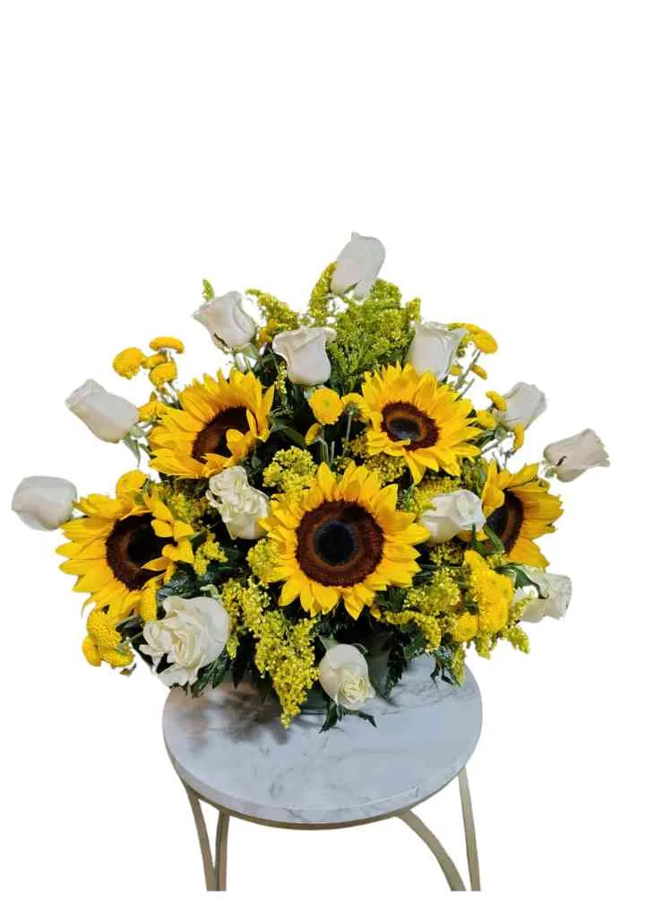 Arreglo de girasoles y rosas blancas