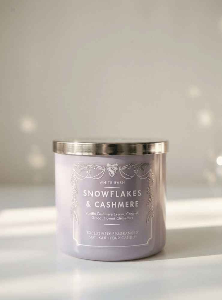 Vela aromatica Snowflakes & Cashmere_11zon Vela aromática Snowflakes & Cashmere en recipiente lavanda