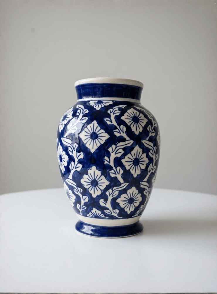 Florero Imperial Azul_11zon Florero decorativo azul y blanco con diseño floral clásico
