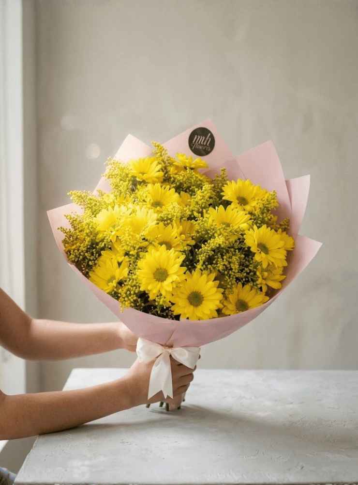 Bouquet de margaritas (2)_11zon Bouquet de margaritas amarillas con solidago y envoltura