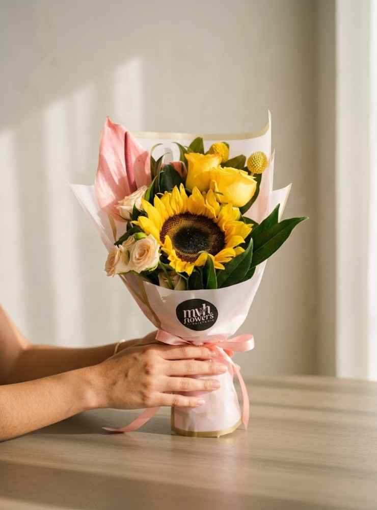 Luz de Sol Bouquet de Girasol y Rosas Bouquet con girasol y rosas amarillas para regalar en Barranquilla