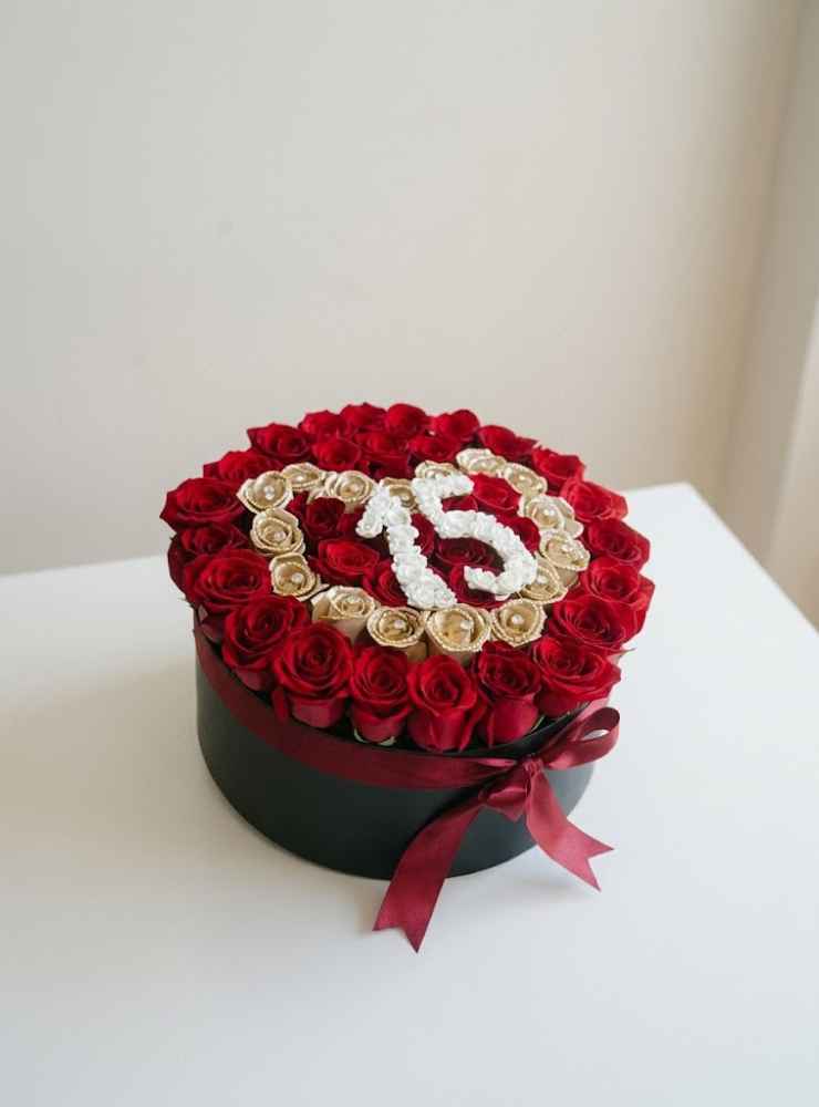 Mis 15 Arreglo Premium de Rosas_11zon Arreglo de rosas rojas para 15 años con detalles dorados en Barranquilla